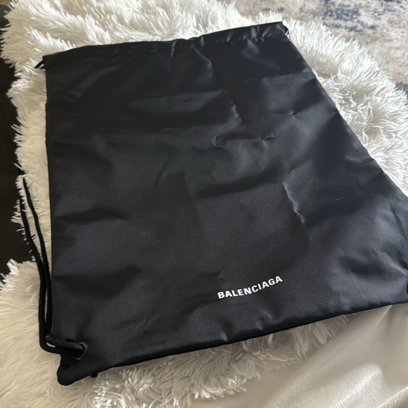 BALENCIAGA PARIS MULE & Backpack w/box
Paris Mule blue destroyed denim & rubber - Picture 17 of 17